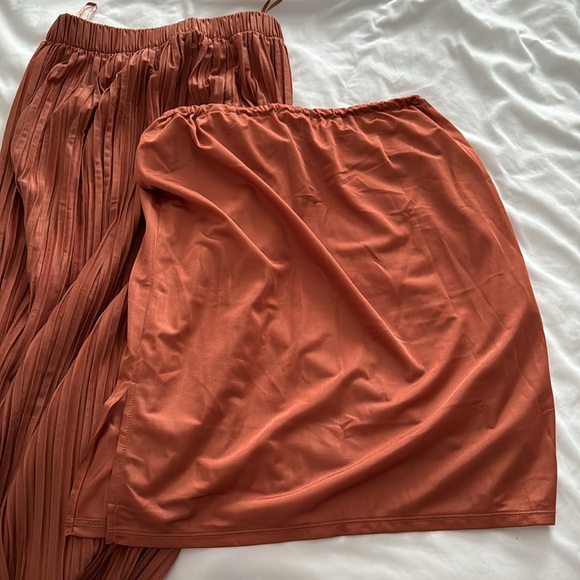 Uniqlo skirt with lining on the side - Picture 2 of 2